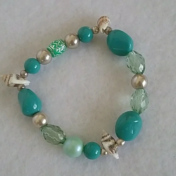 Sea green seashell beaded stretch bracelet - Picture 3 of 3